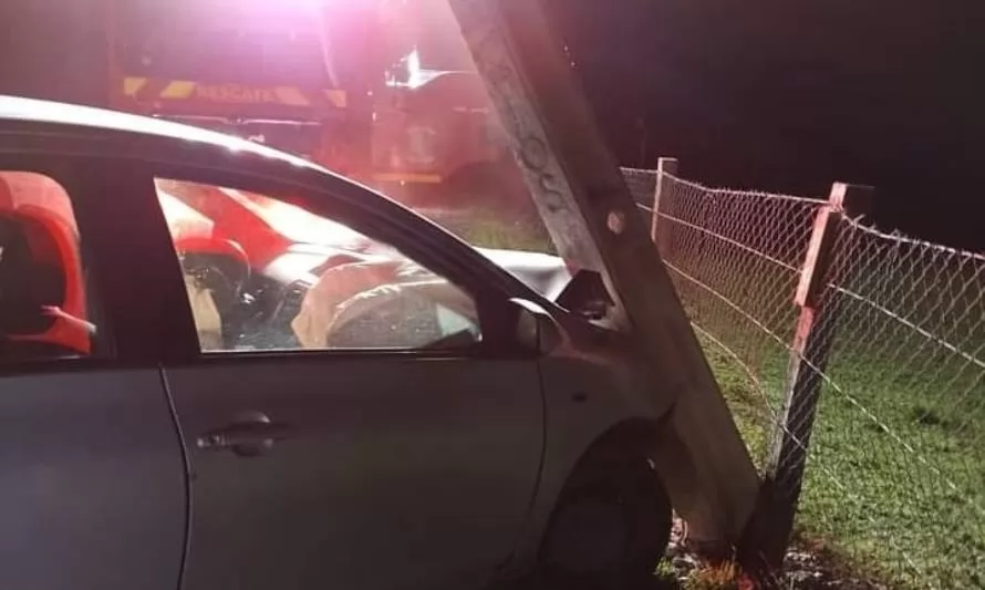 Accidente en Futrono: vehículo chocó con poste