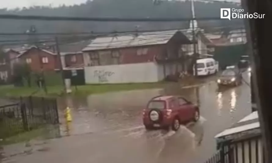Intensas lluvias provocan anegamientos de calles en Valdivia