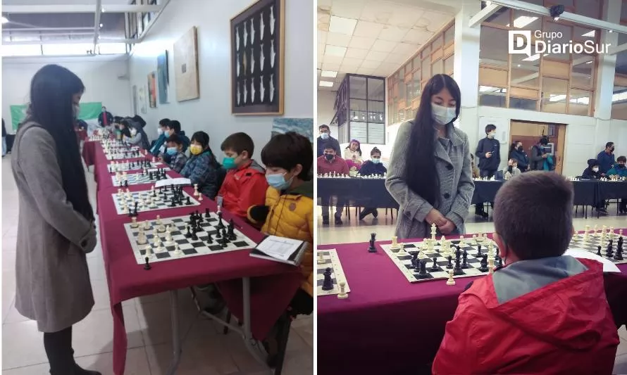 Este sábado Javiera Gómez jugó simultánea de ajedrez en Valdivia