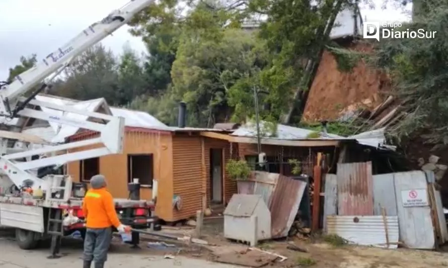 Árbol terminó por destruir casa afectada por derrumbe