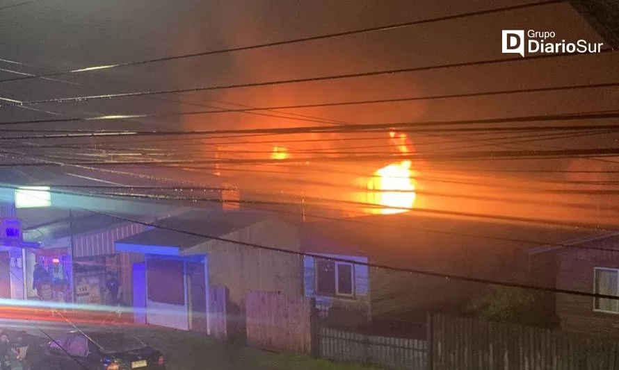 AHORA: Incendio declarado en calle Mac Iver de Paillaco