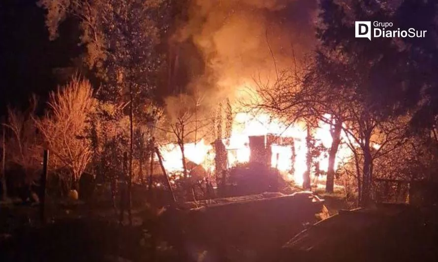 Incendio consume por completo vivienda en Isla del Rey, en Corral