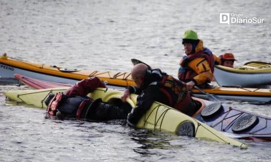 Carabineros rescata a tres personas que se volcaron en kayak