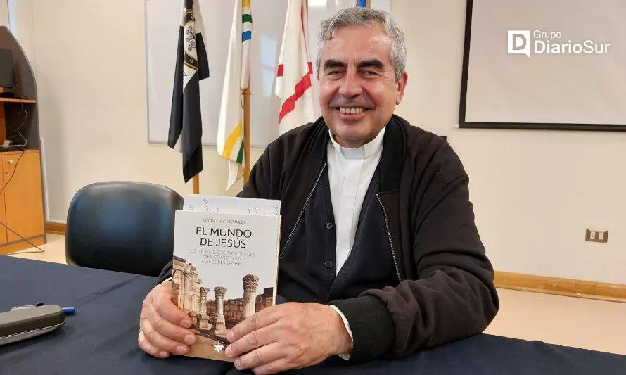 Obispo de Valdivia presentó su libro “El mundo de Jesús”