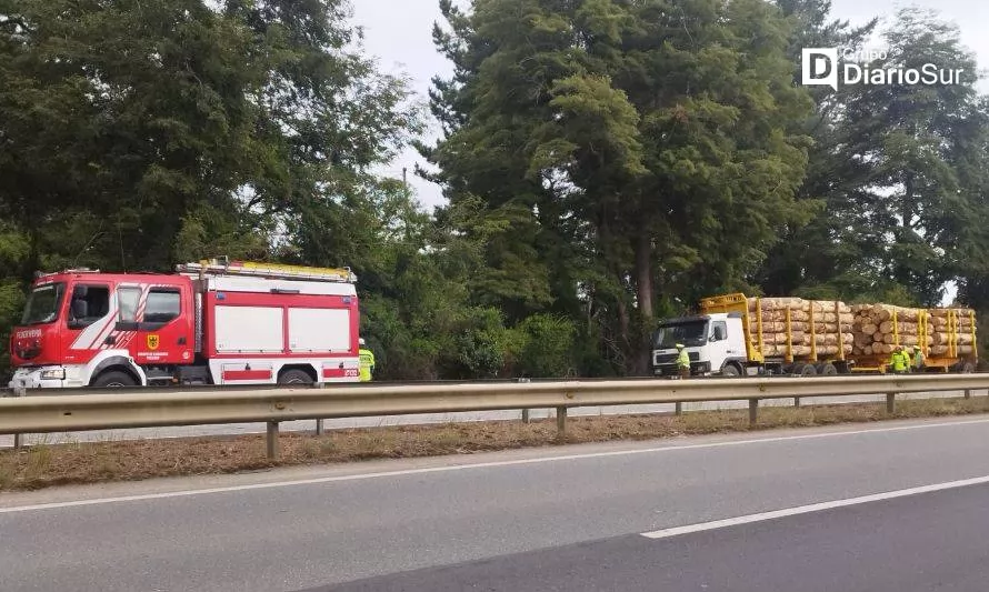 Camión forestal afectado por principio de incendio en la Ruta 5-Sur