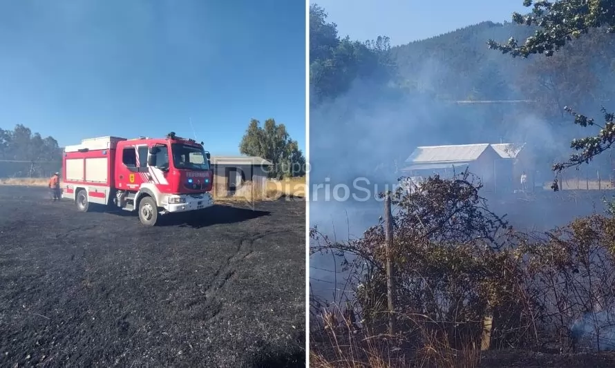 Bomberos combaten incendio de pastizal en ruta Paillaco-Dollinco