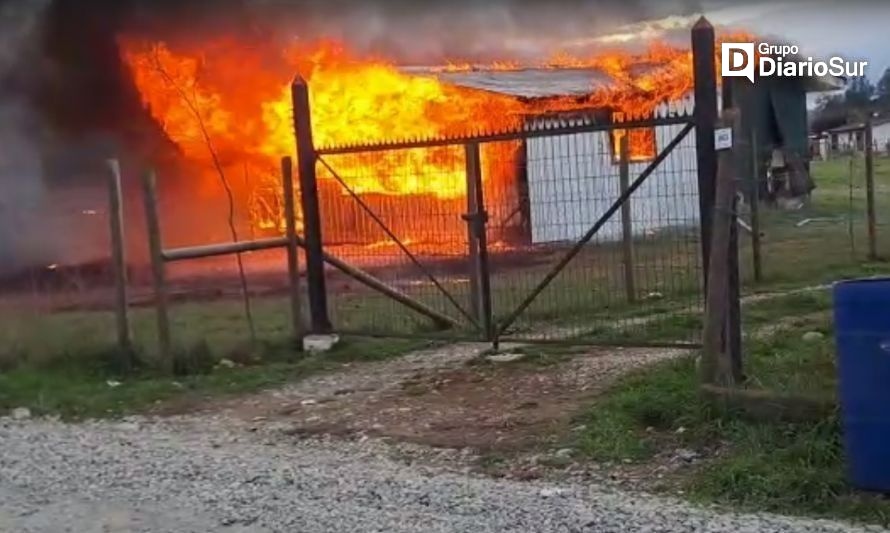 Incendio en Paillaco: Carabineros realizaron heroico rescate de adulto mayor