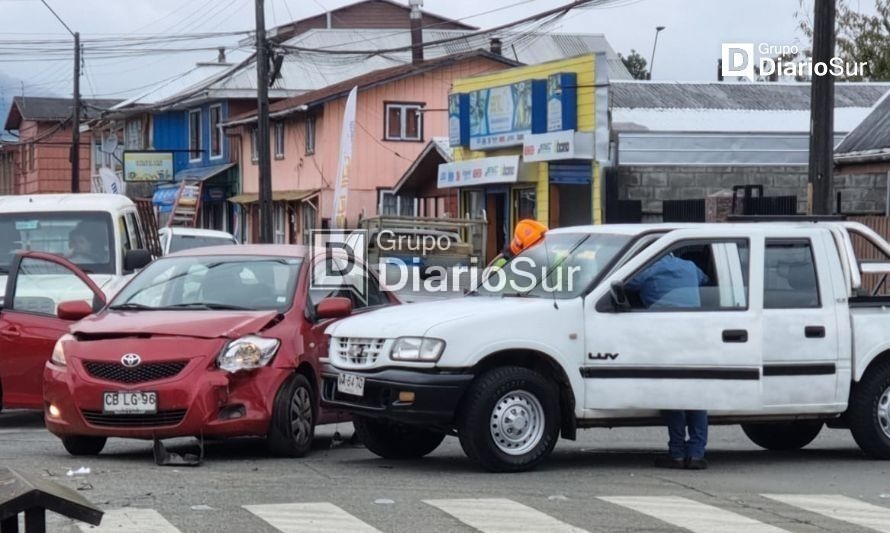 Reportan colisión vehicular en esquina de Paillaco