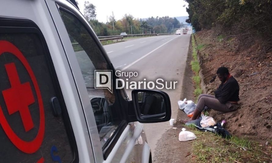 Ambulancia rescata a extranjero que pernocta en la Ruta 5 Sur en Paillaco
