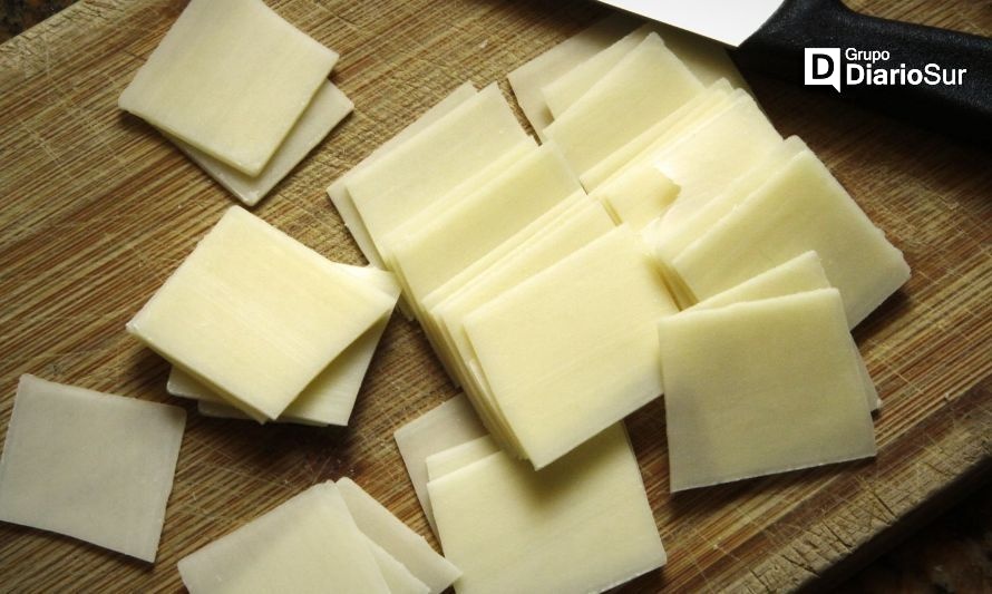 Emiten alerta alimentaria por queso contaminado con bacteria
