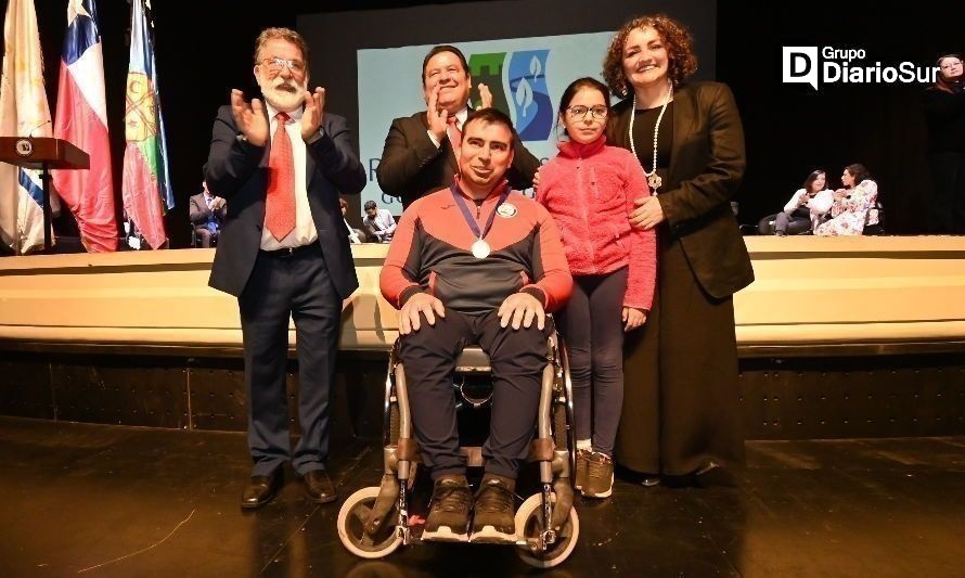 Laguino Patricio Orellana Rebolledo, deportista paralímpico, fue premiado en aniversario regional