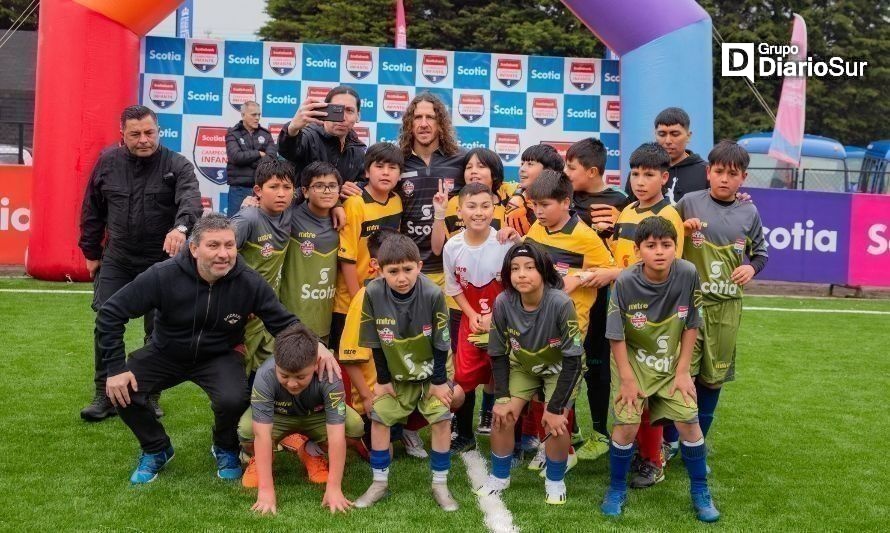 Las mejores jugadas del español Carles Puyol (y de sus rivales) durante inauguración de cancha en Osorno 