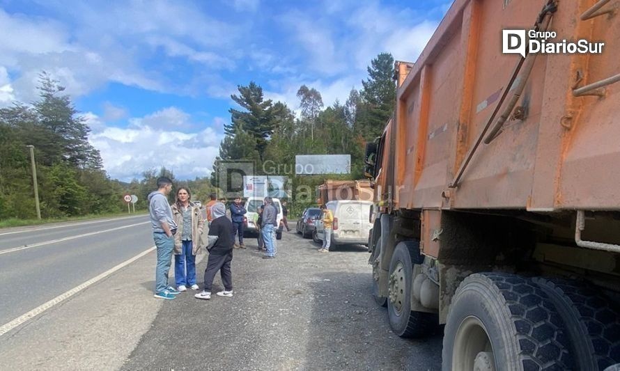 Carga de camión tolva provocó daños a vehículos en ruta Paillaco-Valdivia