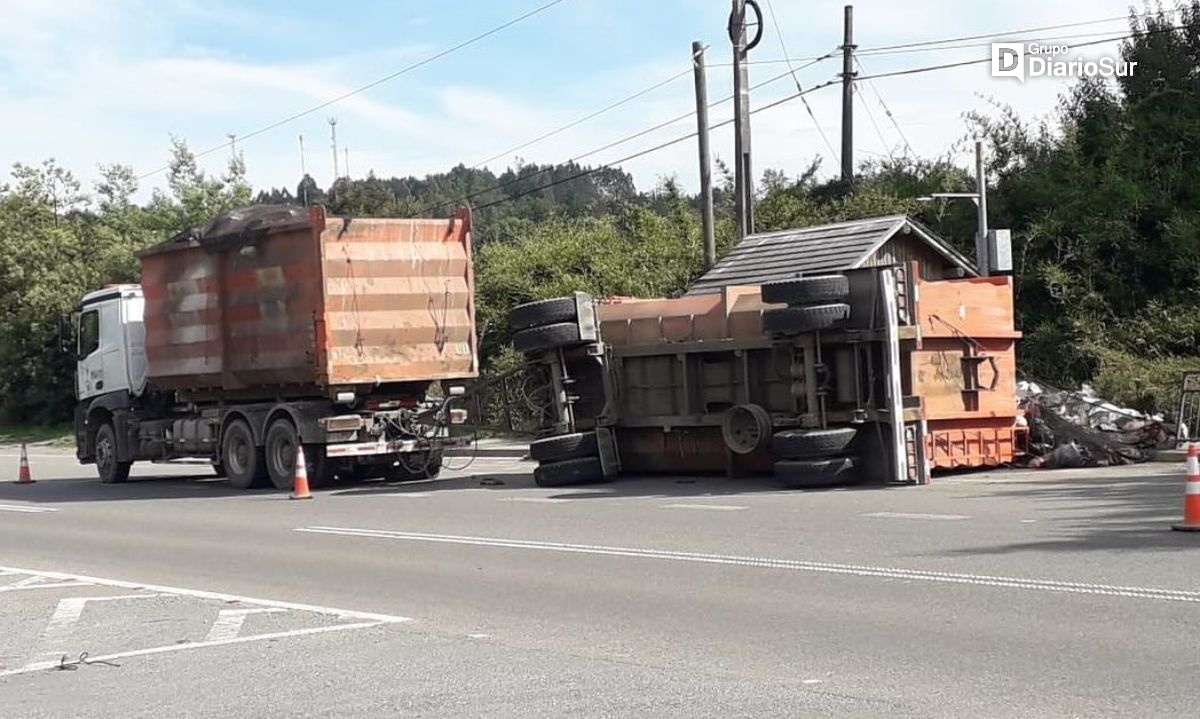Ruta Mariquina-Valdivia: reportan volcamiento de carro de camión cargado de basura