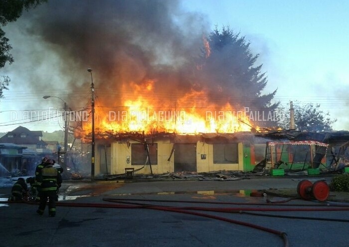 Voraz incendio destruyó tradicional casona del sector Estación de Paillaco