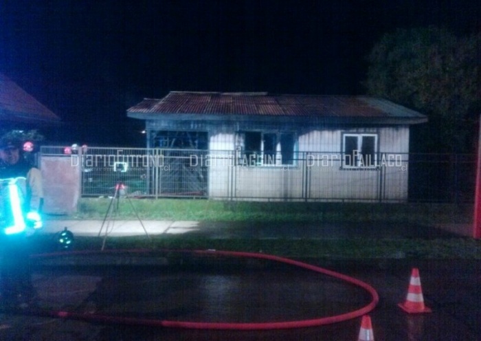 Incendio afectó casa frente a Escuela Olegario Morales Oliva