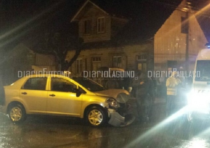 Automóvil y taxi colisionaron en la intersección de Barros Arana con Los Carrera