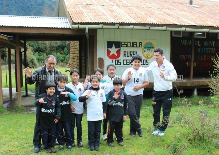 Futronino que trabaja en Colo Colo entregó camisetas del club popular a niños de sectores rurales