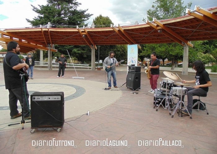 Músicos de jazz realizaron intervención artística en la plaza de Paillaco