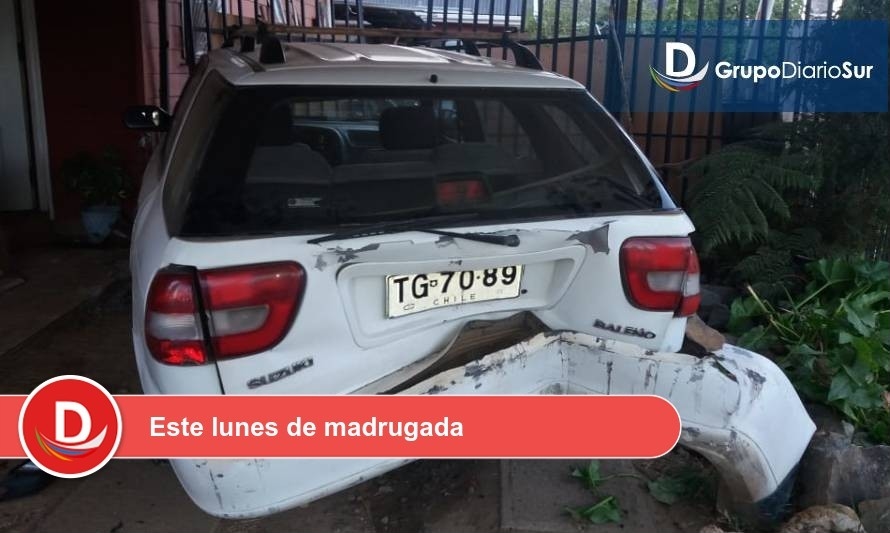 Chofer huyó tras chocar cerco y auto estacionado en una casa en Valdivia