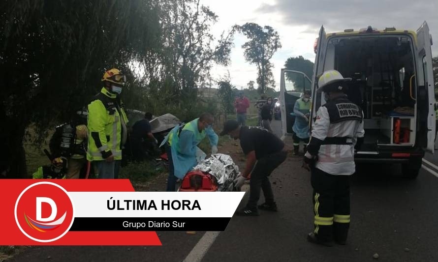 Vehículo conducido por extranjeros volcó en Río Bueno