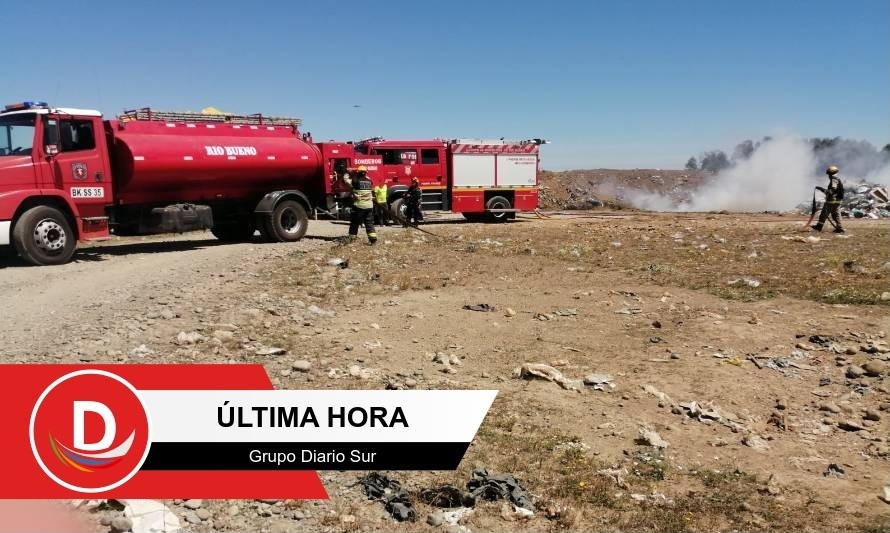 Bomberos movilizados por incendio en vertedero municipal de Río Bueno