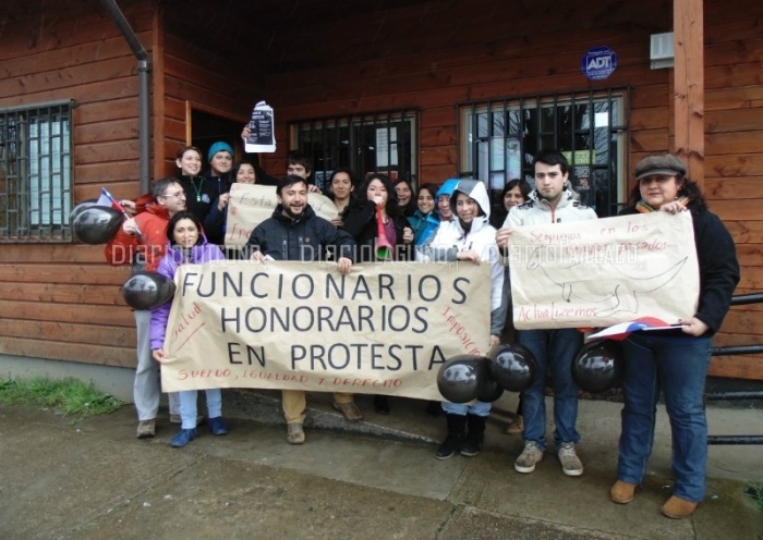 Funcionarios municipales a honorarios protestaron por la igualdad de derechos