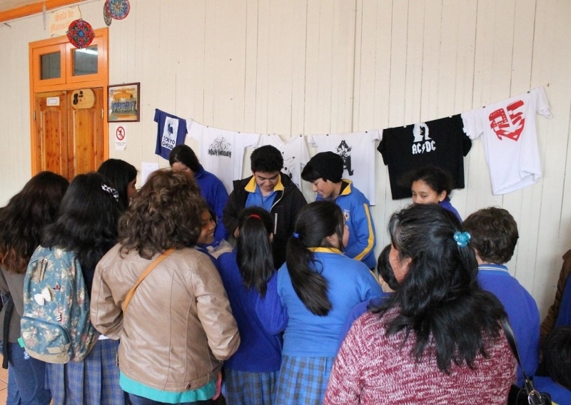 Estudiantes de la Escuela Olegario Morales Oliva exhibieron trabajos realizados en talleres de grabado, fotografía y pintura