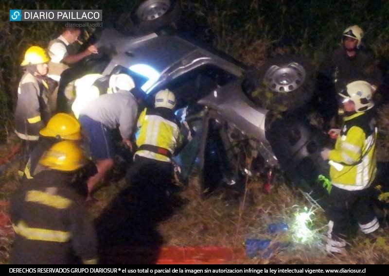 Vehículo argentino sufrió violento accidente en puente Merrahue