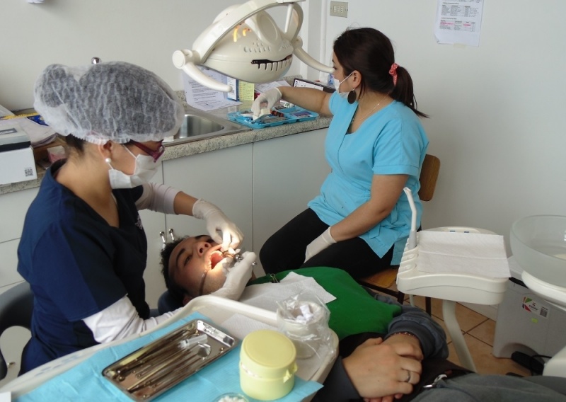 Estudiantes del Liceo Rodulfo Amando Philippi reciben atención dental sin salir del establecimiento