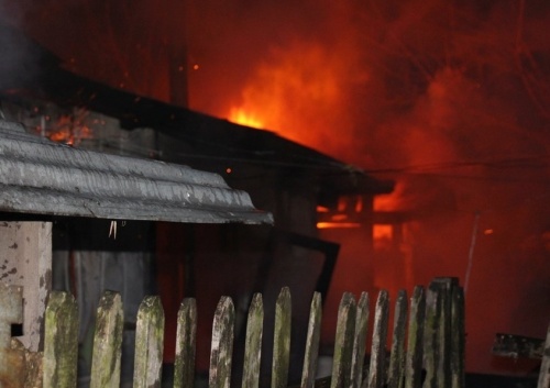 Una víctima fatal dejó incendio que consumió 2 viviendas en Los Castaños 