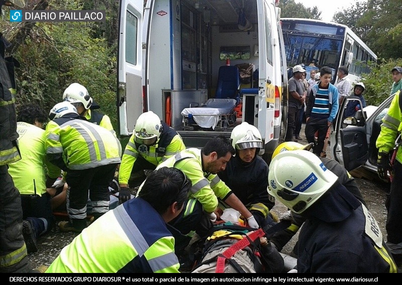 Automóvil y bus de transporte rural colisionaron en El Ñadi