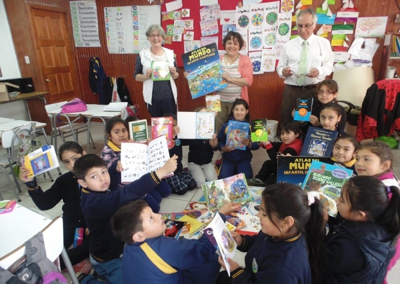 Forestal Arauco donó una biblioteca de aula para los terceros básicos de la Escuela 21 de Mayo