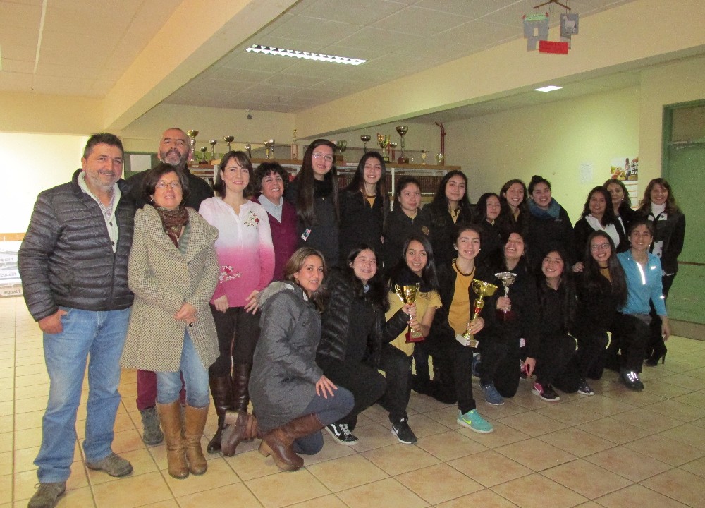 Liceo de Paillaco reconoció a su equipo femenino de básquetbol 