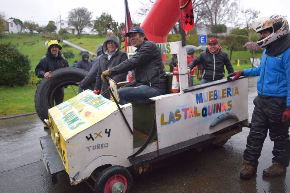  Ni la lluvia ni el frío pudieron contra exitosa carrera de Autos Locos en Lago Ranco