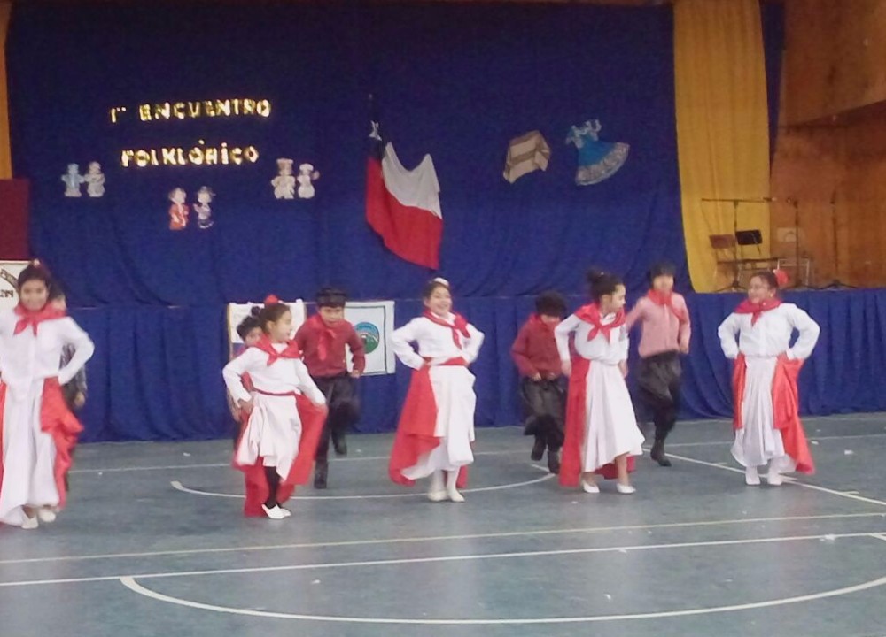 Comunidad escolar de Paillaco festejó llegada del mes patrio en El Llolly