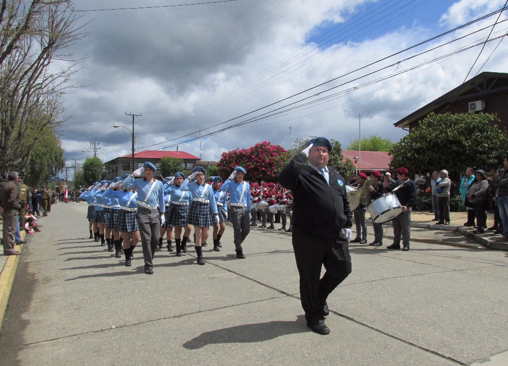 Comunidades educativas y fuerzas armadas participaron de tradicional desfile de aniversario
