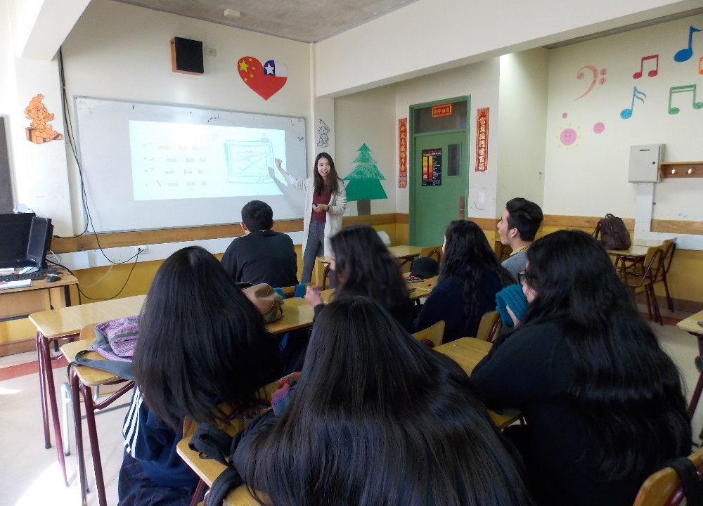 Liceo de Paillaco recibió a dos nuevas voluntarias del Programa Inglés Abre Puertas