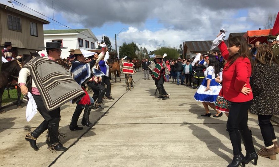 Comunidad de Pichirropulli ofreció multitudinario desfile y acto de Fiestas Patrias