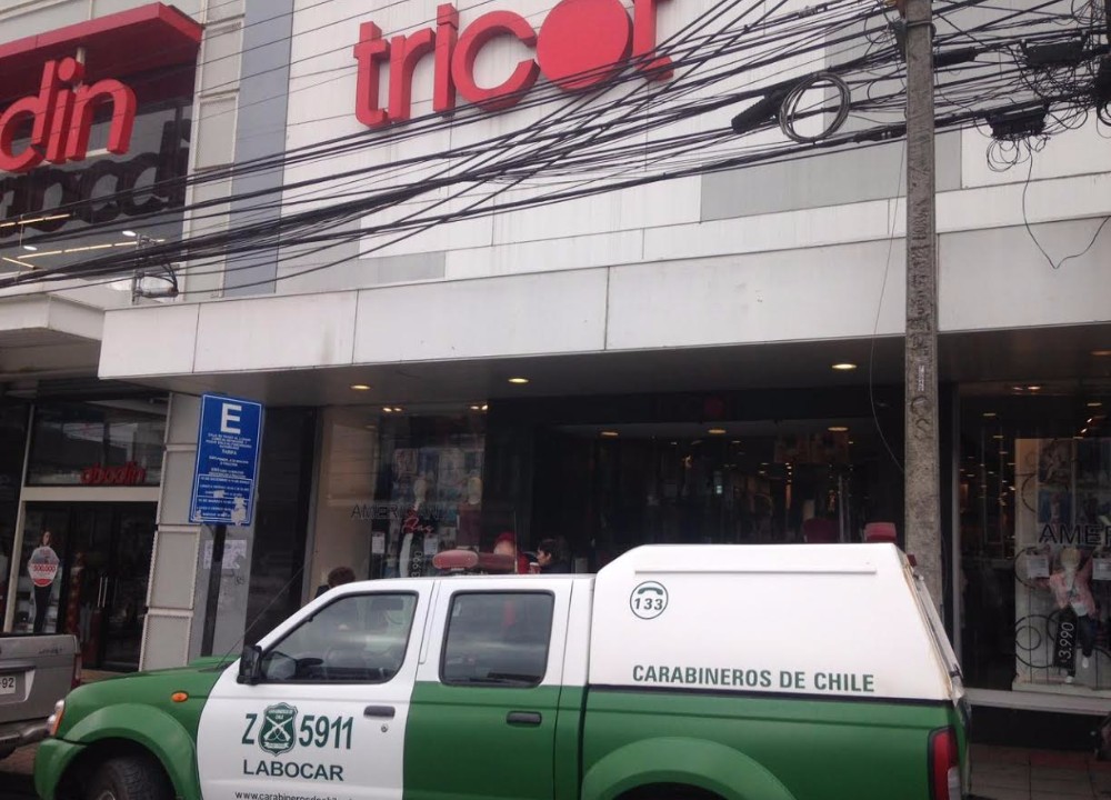 Desconocidos se llevaron más de 2 millones de pesos y prendas desde tienda Tricot Valdivia