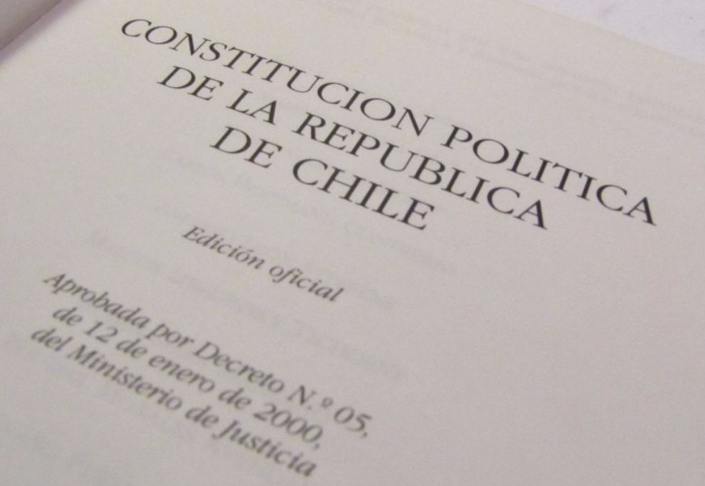 Critican indefiniciones en proyecto de La Moneda para reformar la Constitución