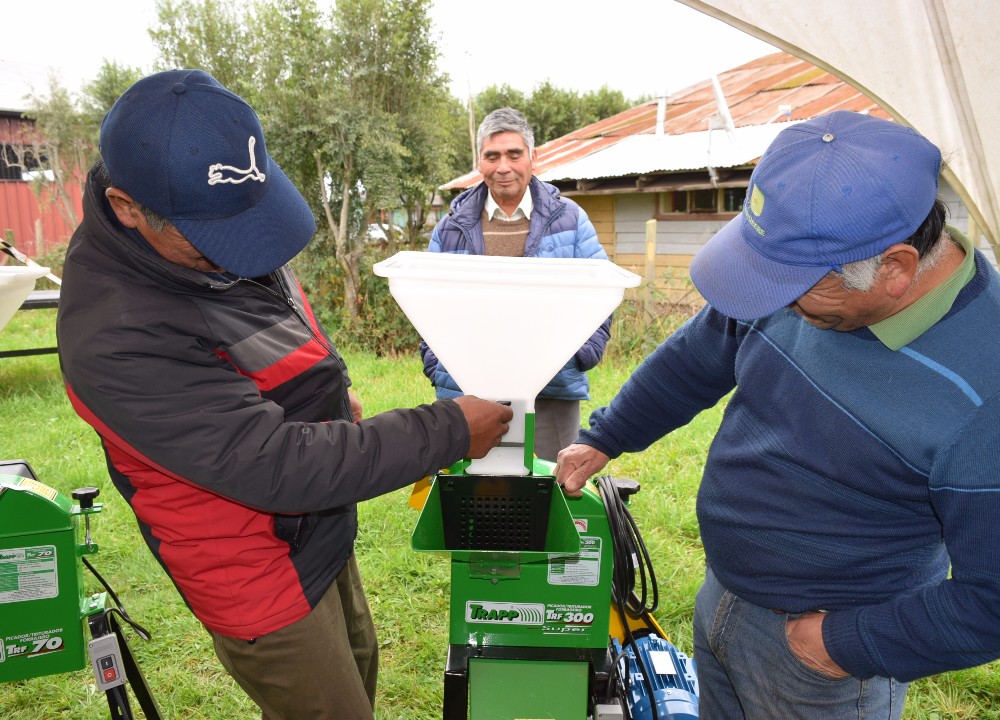 Campesinos de Lago Ranco reciben incentivos de INDAP para mejorar su producción